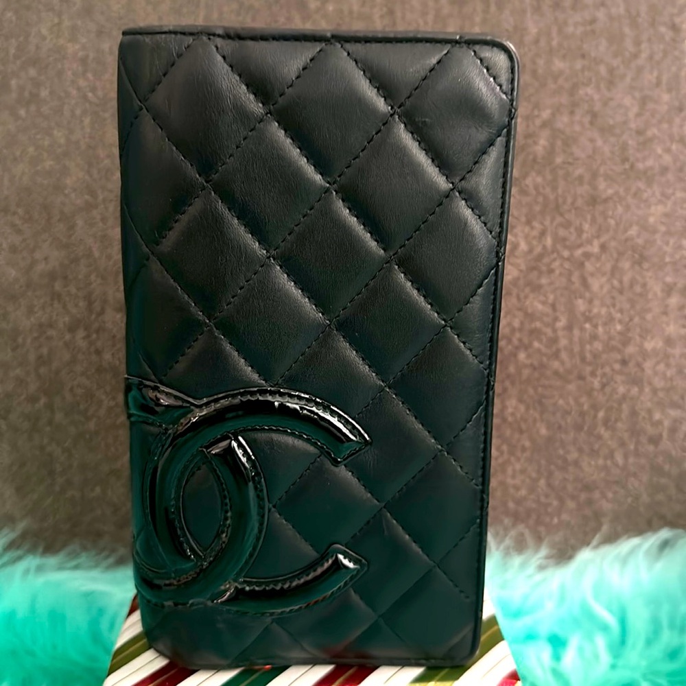 Beautiful Chanel cambon wallet in very good consition.
